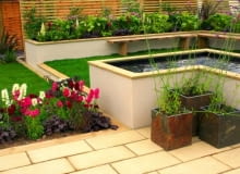 W tym nowoczesnym ogrodzie wodę ujęto w ramy murowanej niecki, wyniesionej ponad ziemię W tym nowoczesnym ogrodzie wodę ujęto w ramy murowanej niecki, wyniesionej ponad ziemię