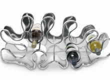 A ściślej mówiąc leżaki. Bo butelki z tym trunkiem trzeba przechowywać w pozycji leżącej.<br/> Hedo Design, stal nierdzewna, 37 x 74 cm, 599 zł