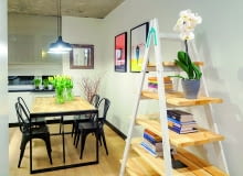 Kuchnia z jadalnią powstała z dwóch pomieszczeń – starej, wąskiej kuchni i sąsiadującej z nią niewielkiej sypialni. Teraz można wygodnie usiąść w niej przy dużym stole. W pomieszczeniu udało się zmieścić dodatkową szafę gospodarczą z ukrytą w niej pralką.