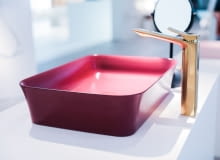 Kolorowa umywalka pasująca do odważnych aranżacji łazienki Kolorowa umywalka to dominujący akcent w łazience