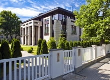 Trendy w designie zmieniają się, ale w inwestycjach premium niezmiennie stawia się na uwydatnianie dużego metrażu poprzez wysokie kondygnacje, antresole czy przestronne ogrody.