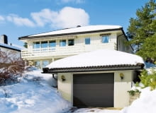 Zimą garaż z automatyką to prawdziwy luksus - nie trzeba odśnieżać samochodu, wystawiać się na chłód, by otworzyć bramę - pod warunkiem, że będzie ona utrzymana w dobrym stanie. Zimą garaż z automatyką to prawdziwy luksus - nie trzeba odśnieżać samochodu, wystawiać się na chłód, by otworzyć bramę - pod warunkiem, że będzie ona utrzymana w dobrym stanie.