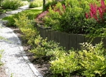 Palisada wokół nasypu. Na krańcach ziemnego wzniesienia konstrukcja z podkładów kolejowych stopniowo się obniża. Palisada wokół nasypu. Na krańcach ziemnego wzniesienia konstrukcja z podkładów kolejowych stopniowo się obniża.