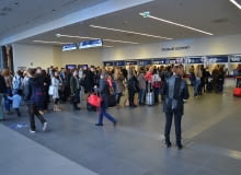 Kolejki do kas na nowym dworcu 25.10.2013 Poznan , otwarcie galerii Poznan City Center , pierwszy dzien , galeria handlowa , pkp , zajezdnia autobusowa pks Fot. Tomasz Kaminski / Agencja Gazeta SLOWA KLUCZOWE: SAturn