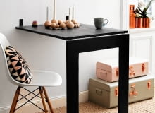 <B>Jeśli trzeba jest stolikiem, a po złożeniu lustrem, które wisząc na ścianie, nie zajmuje cennego miejsca. Świetna propozycja do małych mieszkań.</B> <BR />Aby rozłożyć stolik, wystarczy ręką przekręcić haki i ostrożnie opuścić na podłogę nogę blatu (ramę lustra).