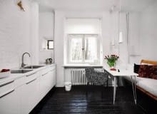 <B> W kuchni sprawdzą się te gatunki drewna, które są twarde i niepodatne na kurczenie się i pęcznienie. Z rodzimych gatunków możesz wybrać m.in. dąb, jesion, buk, z egzotycznych - merbau i iroko. </B><BR /> Deski podłogowe w przedwojennej kamienicy zachowały się w bardzo dobrym stanie. Aby ujednolicić ich barwę, właścicielka pomalowała je farbą uretanowo-alkidową. Wybrała kolor czarny z połyskiem. Wybierz drewno<BR /> * Buk. Jasny, o różowawym zabarwieniu, pod wpływem pary wodnej zyskuje odcień żółty. Regularny, dobrze widoczny rysunek słojów. <BR /> *Dąb. Świeże drewno ma barwę szaro-żółtą, po latach ciemnobrązową. Jego słoje są drobne, ale bardzo widoczne. <BR /> *Jesion. Jasne drewno o nieregularnym wybarwieniu i rysunku słojów. <BR /> *Grusza. Ma równomierną barwę od szarawej do brązowo-czerwonej. Usłojenie jest wyraźnie widoczne. <BR /> *Iroko. Pochodzi z Afryki. W zależności od miejsca, w którym rosło, może mieć różne zabarwienie, jednak najczęściej są to odcienie ciepłego brązu. <BR /> *Merbau. Rośnie w lasach tropikalnych Azji i wysp Oceanu Spokojnego. Jego drewno przybiera barwę od żółto-brązowej przez czerwono-brązową do głębokiego brązu ze złotymi cętkami. <BR /> WNETRZA , KUCHNIA , PODLOGA - MALOWANE DESKI STYLIZACJA JOANNA JURGA FOT. MONIKA LEWANDOWSKA / PHOTOTAPETA PUBLIKACJA CZTERY KATY NR 7 (225) - 7 2010 SLOWA KLUCZOWE: WNETRZE KUCHNIA PODLOGA ZDJĘCIE DO WKŁADKI: PUBLIKACJA CZTERY KATY NR 7 (225) - CZASOPISMA