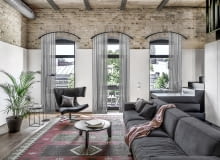 Obecnie zauważa się nowy trend w urządzaniu loftów – dodajemy im przytulności. Tutaj część ściany otynkowano i pomalowano, w oknach powieszono firany, a na podłodze spoczął dywan. Obecnie zauważa się nowy trend w urządzaniu loftów – dodajemy im przytulności. Tutaj część ściany otynkowano i pomalowano, w oknach powieszono firany, a na podłodze spoczął dywan.