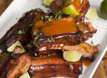 Żeberka glazurowane brzoskwiniami Żeberka glazurowane brzoskwiniami