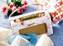 Projekty słynnego domu mody Cacharel, który założył w 1962 roku Jean Bousquet, już na pierwszym pokazie zrobiły furorę. Ubrania te chciały nosić gwiazdy filmowe i gospodynie domowe, stateczne mieszczki i walczące o swobodę obyczajową dzieci-kwiaty. 31.07.2008 WARSZAWA SESJA KOLOR WZOR , DEKORACJE NZ SYPIALNIA - WNETRZA , RADIO STYLIZACJA JOANNA PLACHECKA DLA CZASOPISMA CZTERY KATY FOT. ARKADIUSZ SCICHOCKI / AGENCJA GAZETA PUBLIKACJA CZTERY KATY NR 11 (205) - 11 2008