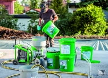 Izolacja fundamentów jest głównym elementem budowy domu jednorodzinnego. Wpływa zarówno na trwałość konstrukcji, jak i na komfort termiczny oraz efektywność energetyczną budynku. Odpowiednio wykonana chroni fundamenty przed wpływem wilgoci i zmianami temperatury, co zapobiega ich niszczeniu i zmniejsza straty ciepła. Ochrona fundamentów