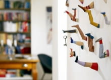 WNETRZE , SCIANA OZDOBIONA NOZKAMI FOT. RAFAL LIPSKI PUBLIKACJA CZTERY KATY NR 1 (148) - 1.2004 SLOWA KLUCZOWE: WNETRZA ZDJĘCIE DO WKŁADKI: PUBLIKACJA CZTERY KATY NR 1 (148) - CZASOPISMA