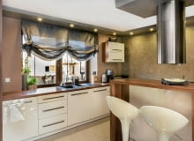 Rolety bywają znacznie bardziej dekoracyjne niż zwykłe zasłony. Dotyczy to zwłaszcza rolet rzymskich i londyńskich - zobaczcie, jak mogą wyglądać we wnętrzu. <BR />OKNA - ROLETA LONDYŃSKA. Gospodarzom zależało, by aranżacja okna stała się istotną dekoracją w prosto urządzonej kuchni. Ale musiała być również praktyczna. Wybrano więc roletę londyńską, która łączy w sobie obie te cechy. Po jej podciągnięciu tworzy się podwójne bufiaste marszczenie - taki efekt powstaje dzięki sznurkom marszczącym tkaninę tylko w trzech miejscach (po bokach oraz w środku). Rolety bywają znacznie bardziej dekoracyjne niż zwykłe zasłony. Dotyczy to zwłaszcza rolet rzymskich i londyńskich - zobaczcie, jak mogą wyglądać we wnętrzu. <BR />OKNA - ROLETA LONDYŃSKA. Gospodarzom zależało, by aranżacja okna stała się istotną dekoracją w prosto urządzonej kuchni. Ale musiała być również praktyczna. Wybrano więc roletę londyńską, która łączy w sobie obie te cechy. Po jej podciągnięciu tworzy się podwójne bufiaste marszczenie - taki efekt powstaje dzięki sznurkom marszczącym tkaninę tylko w trzech miejscach (po bokach oraz w środku).