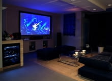 Zaplanowanie systemu audio-video na wczesnym etapie budowy pozwala rozprowadzić kable zanim zostaną wykonane tynki i posadzki. kino domowe