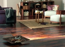 Panele drewniane we wzorzystym kolorze ciemnego egzotycznego drewna panga sprawdzają się we wnętrzach typu kolonialnego Panele drewniane we wzorzystym kolorze ciemnego egzotycznego drewna panga sprawdzają się we wnętrzach typu kolonialnego