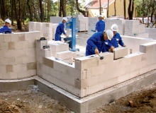 Wybierając materiał na ściany domu, porównajmy parametry i ceny gotowych ścian, z ociepleniem i wykonaniem, a nie same bloczki lub pustaki. Wybierając materiał na ściany domu, porównajmy parametry i ceny gotowych ścian, z ociepleniem i wykonaniem, a nie same bloczki lub pustaki.