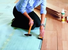 Układanie paneli podłogowych nie jest trudne. Trzeba jednak uważać, by podłoże było dostatecznie wysuszone Układanie paneli podłogowych nie jest trudne. Trzeba jednak uważać, by podłoże było dostatecznie wysuszone