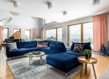 Aranżacja wnętrz domu z fortepianem w tle