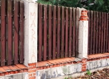 Murowane słupki zostały postawione bez izolacji przeciwwilgociowej ogrodzenie, płot do remontu, płot, drewniany płot, drewniane ogrodzenie