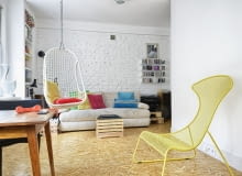 Odważne materiały i ciekawe pomysły na wykończenie wnętrza to cechy wyróżniające mieszkanie Kasi i Grzegorza. Aranżacja salonu z białą cegłą na ścianie