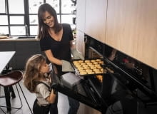 BakingPro System, w który wyposażony jest piekarnik ED57369BA, sprawia, że temperatura w całej komorze jest jednakowa. Dzięki temu ciasto, ciasteczka czy pieczeń są równomiernie upieczone. Pozwala on również na przyrządzanie kilku dań jednocześnie. BakingPro System, w który wyposażony jest piekarnik ED57369BA, sprawia, że temperatura w całej komorze jest jednakowa. Dzięki temu ciasto, ciasteczka czy pieczeń są równomiernie upieczone. Pozwala on również na przyrządzanie kilku dań jednocześnie.