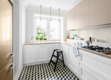 W tej kuchni wybrano różne fronty na górna i dolną zabudowę. Na dole są profilowane, klasyczne fronty, a na górze gładkie i nowoczesne. meble kuchenne, zabudowa kuchenna, szafki kuchenne, wysoka zabudowa.