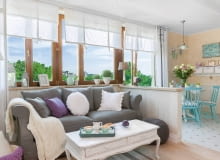 W otwartej przestrzeni (o powierzchni 22 m kw.) urządzono salonik, jadalnię i aneks kuchenny. Kącik wypoczynkowy od jadalnego oddziela niewysoki murowany murek. Ściany przy stole są wykończone tapetą imitującą przetarty tynk oraz lamperią z płytek (takich jak nad blatem w kuchni). W otwartej przestrzeni (o powierzchni 22 m kw.) urządzono salonik, jadalnię i aneks kuchenny. Kącik wypoczynkowy od jadalnego oddziela niewysoki murowany murek. Ściany przy stole są wykończone tapetą imitującą przetarty tynk oraz lamperią z płytek (takich jak nad blatem w kuchni).