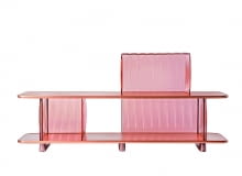 Dewey. Projekt Patricii Urquioli. Dwie półki z lakierowanego na modną miedź drewna, połączone przesłonami z transparentnego plastiku. Wzór, Kartell