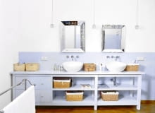 <B>Łazienka bez półek? Trudno to sobie wyobrazić. Pełnią bardzo praktyczną funkcję, a gdy są otwarte - również dekorują wnętrze. Starajmy się zatem eksponować na nich efektowne drobiazgi.</B> <BR />W wiklinowych koszyczkach mieści się mnóstwo drobiazgów, dzięki czemu w łazience łatwiej utrzymać porządek. Do przechowywania większych (i mniej estetycznych) rzeczy służą dwie głębokie szuflady. Otwarte półki pod umywalkami ułatwiają dostęp do syfonów. <B>Łazienka bez półek? Trudno to sobie wyobrazić. Pełnią bardzo praktyczną funkcję, a gdy są otwarte - również dekorują wnętrze. Starajmy się zatem eksponować na nich efektowne drobiazgi.</B> <BR />W wiklinowych koszyczkach mieści się mnóstwo drobiazgów, dzięki czemu w łazience łatwiej utrzymać porządek. Do przechowywania większych (i mniej estetycznych) rzeczy służą dwie głębokie szuflady. Otwarte półki pod umywalkami ułatwiają dostęp do syfonów.