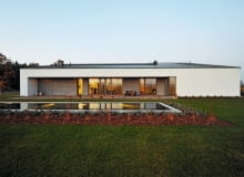 Właściciele domu cenią sobie skromną architekturę, która zamiast dominować nad przestrzenią, wpisuje się w jej klimat dom jednorodzinny