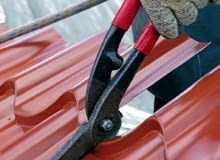 Blachodachówkę powinno się przycinać specjalnymi nożycami, które nie niszczą krawędzi arkuszy Blachodachówkę powinno się przycinać specjalnymi nożycami, które nie niszczą krawędzi arkuszy
