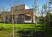 Widok domu od strony ogrodu. Minimalistyczną bryłę budynku z czasem przesłoni brzozowy lasek.