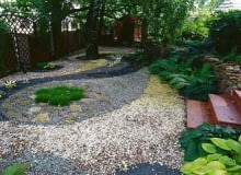 Pod całą kamienną nawierzchnią ułożono agrowłókninę - dzięki niej żwirowa nawierzchnia nie przerasta chwastami, a woda może swobodnie wsiąkać w grunt.