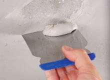 Niewielkie i niezbyt głębokie dziury wystarczy wypełnić masą szpachlową. 17.06.2007 WARSZAWA KROK PO KROKU LIKWIDACJA ZACIEKOW NA SUFICIE ORAZ MONTAZ DRZWI WE WNECE LAZIENKOWEJ DLA CZTERY KATY NZ. SZPACHLA GIPS REKA DLON NAKLADANIE SZPACHLI GIPSOWEJ GLADZ TYNKOWA FOT. WOJCIECH SURDZIEL / AGENCJA GAZETA