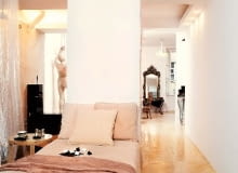 WARSZAWA MIESZKANIE OLI - FOTOGRAFA I AUTORKI SCENOGRAFII, KOSTIUMOW N/Z SYPIALNIA STYLIZACJA KATARZYNA ZIELINSKA FOT. ALEKSANDRA LASKA