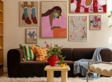 Wieloelementowa kolekcja obrazów w tej aranżacji tworzy spójną całość dzięki zbliżonej kolorystyce i klimatowi vintage. Zarówno na płótnach, jak i w całym salonie wyczuwalna jest swobodna, radosna energia.