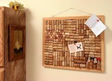 12.03.2004 WARSZAWA DLA MIESIECZNIKA CZTERY KATY KOREK KROK PO KROKU TABLICA KORKOWA Z KORKOW OD WINA FOT. LUKASZ ZANDECKI / AGENCJA GAZETA PUBLIKACJA CZTERY KATY NR 10 (156) - 10.2004 PUBLIKACJA NASZ PORADNIK NR 5 (9) - 5.2005 SLOWA KLUCZOWE: WNETRZA MAJSTERKOWANIE - MODELARSTWO BUTIK ZDJĘCIE DO WKŁADKI: PUBLIKACJA CZTERY KATY NR 10 (156) - CZASOPISMA PUBLIKACJA NASZ PORADNIK NR 5 (9) - CZASOPISMA