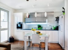 PRZECHOWYWANIE W KUCHNI. System trójkowy. Stół, stanowiący umowną granicę między strefami o różnej funkcji, oświetlają trzy lampy z podłużnymi kloszami, natomiast część kuchenną - oprawy sufitowe Massive Pillar. Pod górnymi szafkami dodatkowo zamontowano halogeny, których światło pada bezpośrednio na blat roboczy. PRZECHOWYWANIE W KUCHNI. System trójkowy. Stół, stanowiący umowną granicę między strefami o różnej funkcji, oświetlają trzy lampy z podłużnymi kloszami, natomiast część kuchenną - oprawy sufitowe Massive Pillar. Pod górnymi szafkami dodatkowo zamontowano halogeny, których światło pada bezpośrednio na blat roboczy.