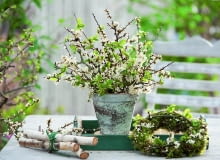 eStrau und Kranz aus Prunus spinosa ( Schlehe ) und Betula ( Birke ), Birkenstmme zusammengebunden