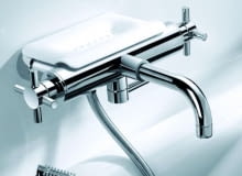 Bateria dwuuchwytowa wciąż dobrze sprawdza się jako bateria wannowa, gdyż zapewnia duży wypływ wody