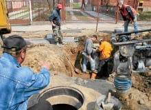 Podłączenie przykanalika do kanału zewnętrznej sieci kanalizacyjnej można wykonać na przykład za pomocą wiertnicy hydraulicznej m24.04.2006 LOMZA ROBOTY BUDOWLANE NA ULICY MICKIEWICZA KANALIZACJA MIEJSKA FOT. JACEK BABIEL / AGENCJA GAZETA