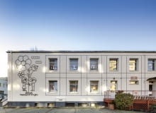 Odnowiony żłobek w Gdyni. Oszczędna w formie fasada, a na niej ilustracja metaloplastyczna zdradzająca funkcje budynku