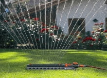 Do trawników najlepiej nadają się takie wahadłowe zraszacze produkowane w różnych wielkościach