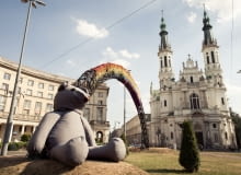 Ogromny miś spaceruje po Warszawie Ogromny miś spaceruje po Warszawie