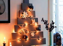 "Choinka" z desek będzie bardziej efektowna, jeśli pomalujemy ją farbami akrylowymi na wybrany kolor pasujący do wystroju wnętrza. "Choinka" z desek będzie bardziej efektowna, jeśli pomalujemy ją farbami akrylowymi na wybrany kolor pasujący do wystroju wnętrza.