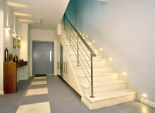 UWAGA ! PONOWNA PUBLIKACJA WYLACZNIE ZA ZGODA WLASCICIELI 16.06.2009 DOM JEDNORODZINNY Z OGRODEM I BASENEM - WNETRZA , HOL , SCHODY FOT. MARZENA HMIELEWICZ / ADVENTURE PICTURES PUBLIKACJA LADNY DOM NR 10 (132) - 10 2009 PUBLIKACJA LADNY DOM NR 2 (136) - 2 2010