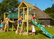 Mały zamek spełni wszystkie oczekiwania: jest tu nie tylko zjeżdżalnia i piaskownica, ale nawet mała ścianka wspinaczkowa. Kombinacja Baltazaar. W promocyjnej cenie kosztuje około 3500 zł Mały zamek spełni wszystkie oczekiwania: jest tu nie tylko zjeżdżalnia i piaskownica, ale nawet mała ścianka wspinaczkowa. Kombinacja Baltazaar. W promocyjnej cenie kosztuje około 3500 zł