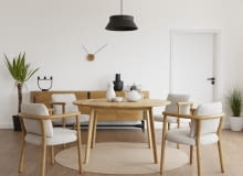 Stół z krzesłami.