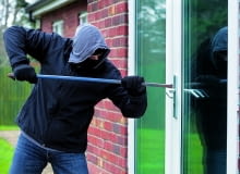 Większość włamań do domów jednorodzinnych odbywa się przez okna. Dlatego powinny być one tak skonstruowane, by maksymalnie utrudnić intruzowi szybkie i ciche dostanie się do wnętrza domu okna