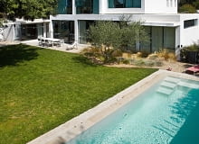 Wokół domu rozległy ogród z basenem i?odpornymi na upały roślinami.