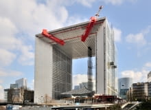 Grande Arche w dzielnicy La Defense w Paryżu w trakcie remontu Grande Arche w dzielnicy La Defense w Paryżu w trakcie remontu